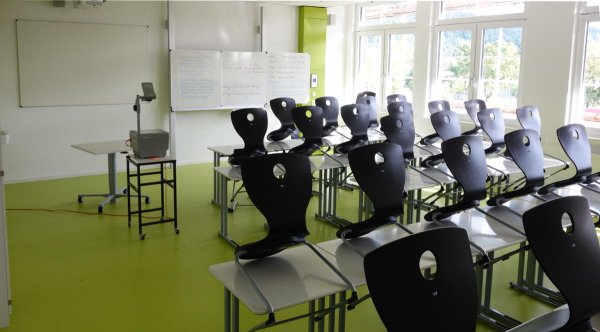 Ein Klassenzimmer im (grünen) C-Flügel. Je nach Flügel (A, B, C oder D) finden sich unterschiedliche Boden- und Türfarben vor.