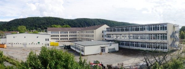 Die neuen Schulgebäude von der Eisenbahnbrücke aus; von links nach rechts: Turnhalle, ehemalige High School, Cafeteria, ehemalige Elementary School