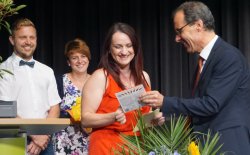 Foto: Die Schülersprecherin Annett Werner erhält einen Sonderpreis